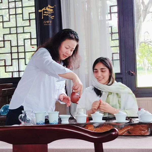茶艺体验实景：茶艺师为客人司茶