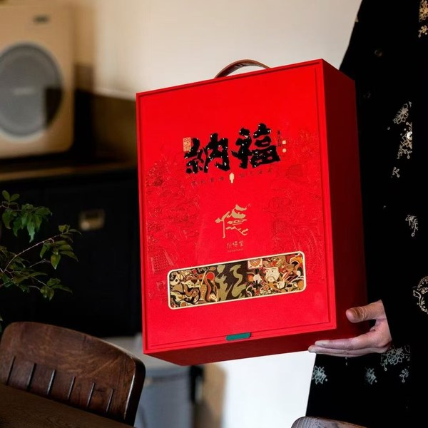 纳福礼盒实拍（2015一级熟普 100g + 易武乔木白茶 20g）