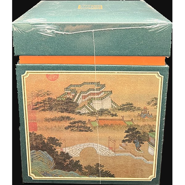 云南古树晒红口粮茶实拍（墨绿方盒·传统楼阁山水画面）