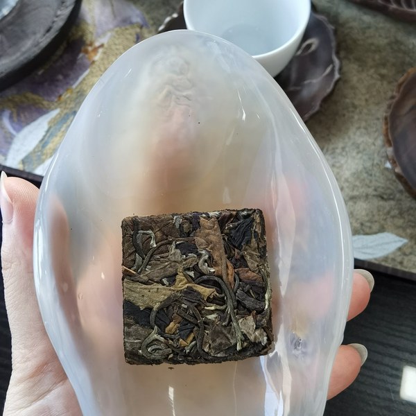 白茶压饼茶实拍（玻璃盏内小方饼·叶脉清晰）