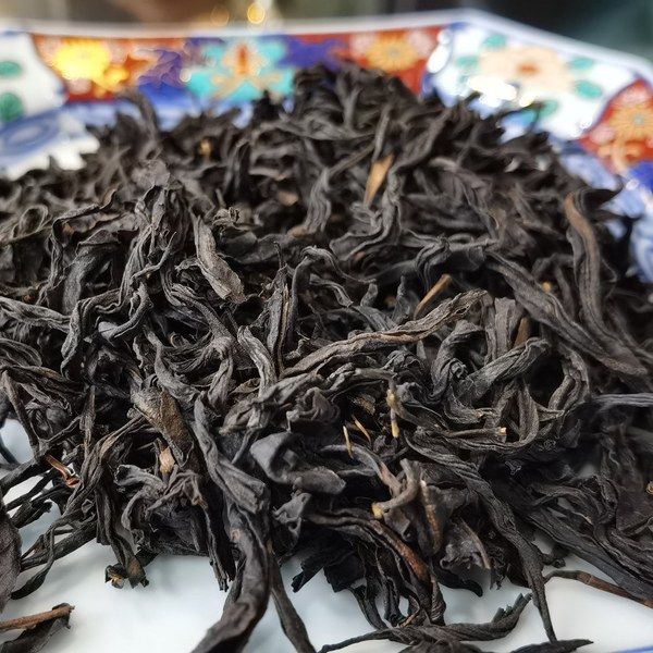 老枞红茶干茶实拍（条索乌黑紧结·带木质香韵）
