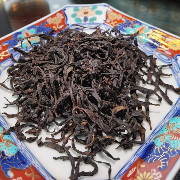 凤凰单枞蜜兰香干茶实拍（条索乌褐·蜜韵显）