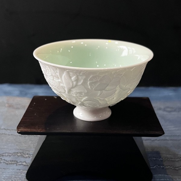 百花高足盏（甜白浮雕 · 品杯）
