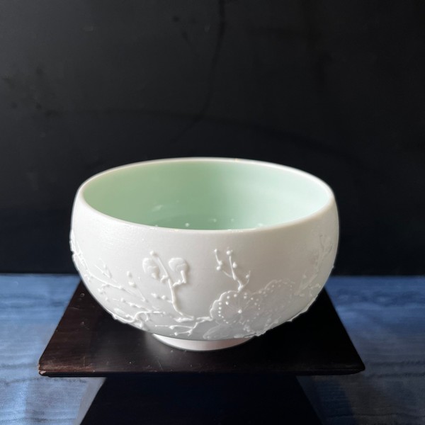 堆梅纹碗（甜白浮雕 · 品杯）
