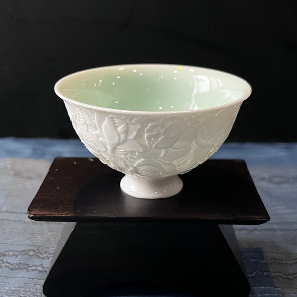 牡丹高足碗（甜白浮雕 · 品杯）