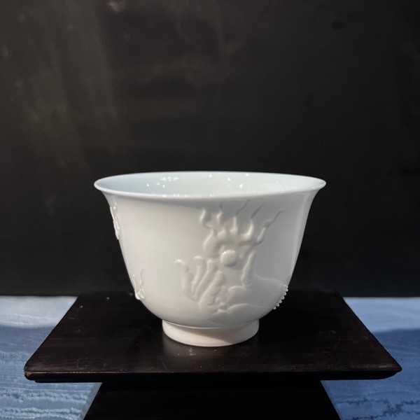 龙纹浮雕像杯（甜白浮雕 · 品杯）